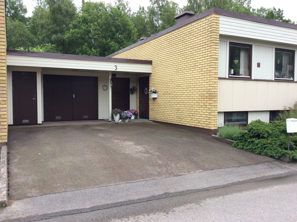 ett tegelhus med garage